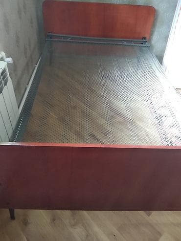 Taxta başlıqlı metal tor əsaslı yataq - Klassik dizaynlı taxta