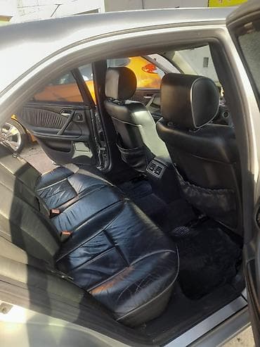 2000 bmw 320i: Mercedes-Benz E-Class: 2 l | 2000 il Sedan — 6