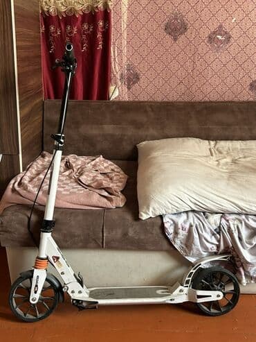 Маски, очки: Ağ rəngli, qara detalları olan skuter. Geniş təkərlərə və arxa təkər — 1