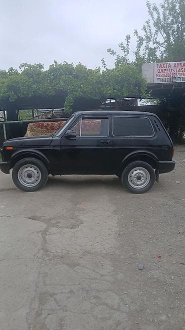 niva şuşələri: Lada Niva (VAZ 2121) off-road avtomobili - Korpus: 3 qapılı, qara — 5