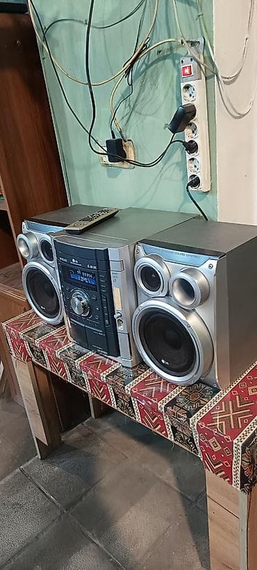 mac mini: LG mini hi-fi audio sistemi – iki akustik kolon və mərkəzi blokdan — 4