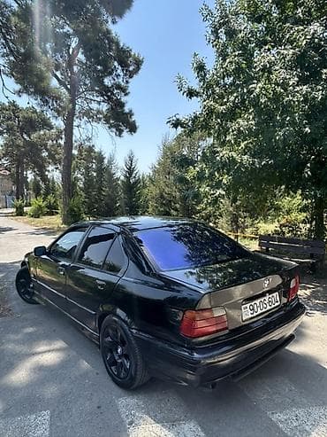 авто фольксваген: BMW 3 Seriyası E36 sedan, qara rəng. - Kuzov: 4 qapılı sedan, qara — 1