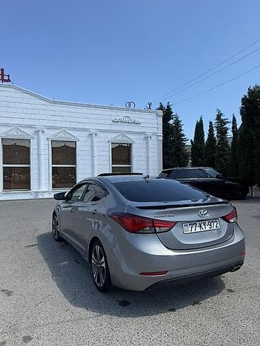 hunday matriks: Hyundai Elantra sedan – gümüşü rəng, aerodinamik kuzov və qara rəngli — 4