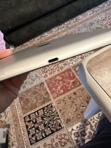 ipad 9 ikinci el: Tam işlək ipad 4 . Sağ yuxarı küncündə sınıq var. İşləməyinə problem — 5