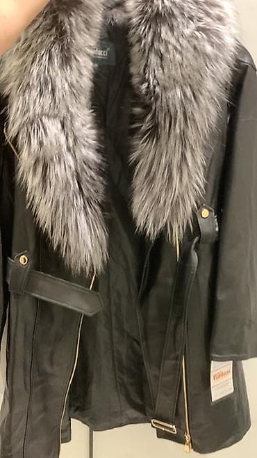 Qadın dərili palto, geniş tülkü tükü effektli boz-ağ yaxalıqla. -