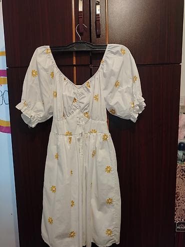 vitamin e kapsul: Ağ yay donu üzerində sarı papatyalar var S. L. M razmere uyğundi — 2