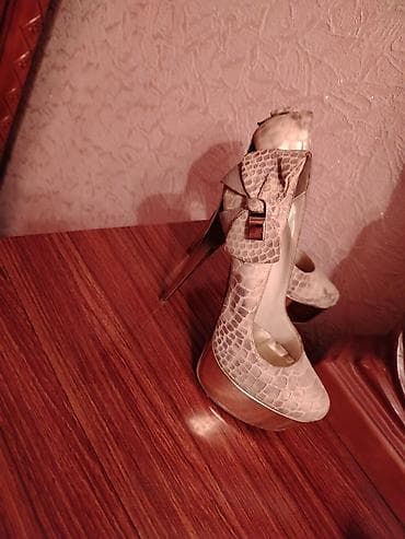 qırmızı ayaqqabı: Qadın yüksək daban ayaqqabıları – 2 cüt 1) Qırmızı klassik tufli - — 7