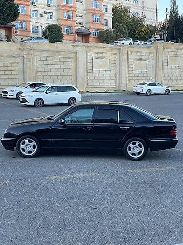 220 mercedes: Mercedes-Benz E-Class (W210), sedan, qara rəng. 🛻🚗🛻🚗. 👑: Mawin avtomat — 7