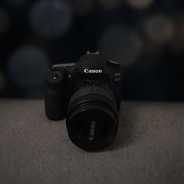 buds live: •	Canon 80D body + Canon 18-135mm lens 	•	Lens zoom funksiyalı, çox — 3