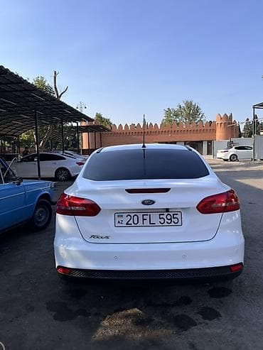 satılık araba: Ford Focus: 1.6 l | 2015 il 114000 km Sedan — 6