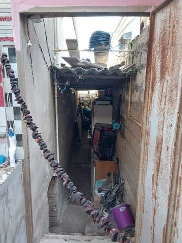 kewle qesebesinde ev: Satılır: həyətli ev - Geniş, tam daş döşəməli həyət. Hündür, taxta — 8