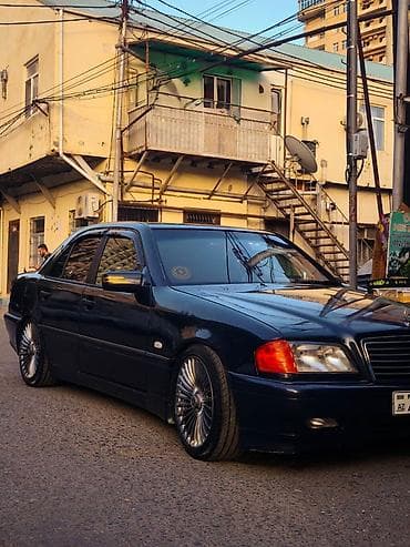 Mercedes‑Benz C‑Class (W202) sedan - Kuzov: klassik W202 sedan, qara