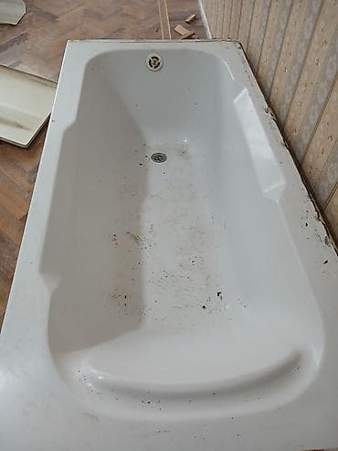 Qapılar və aksessuarlar: Akril vanna, metal karkas və tənzimlənən ayaqlı baza ilə — 1