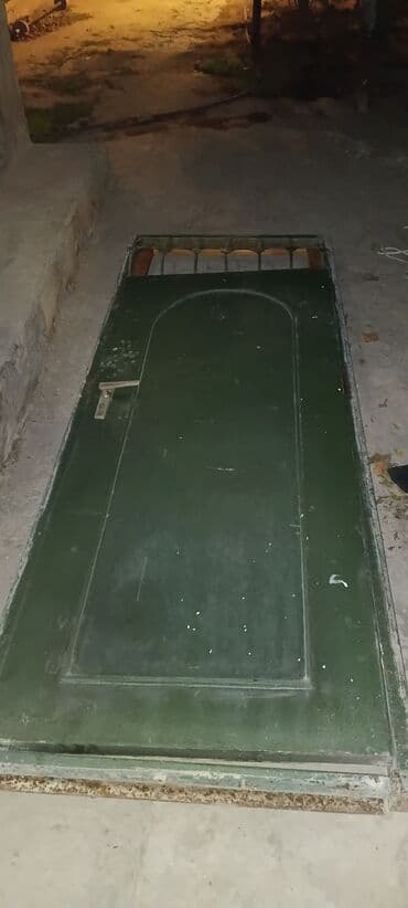 qapı şuşələri: Metal giriş qapısı 2.40×90 ölçüsundə. Şveyler ramka. Normal haldadır — 3