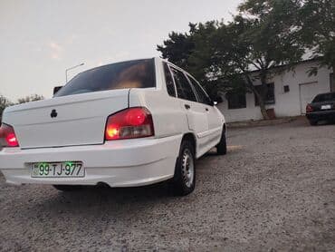 xacmazda ucuz avtomabiller: Avtomobil: Sedanın kompakt sinfi, ağ rəng Kuzov: 4 qapılı, ağ boya — 6