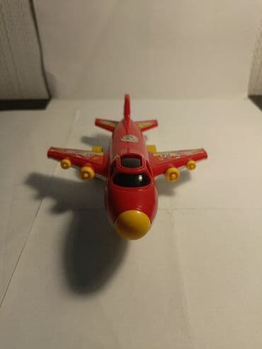 oyuncaq kubik: Uşaq oyuncağı – qırmızı rəngli plastik təyyarə modeli - Material — 2