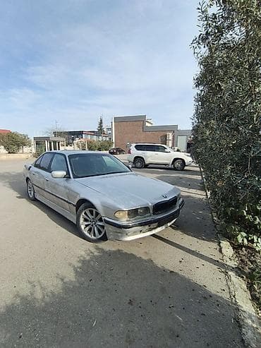 ulduz disk: BMW 7 Series sedan (E38), gümüş rəngli, 4 qapılı, arxa ötürücülü — 3