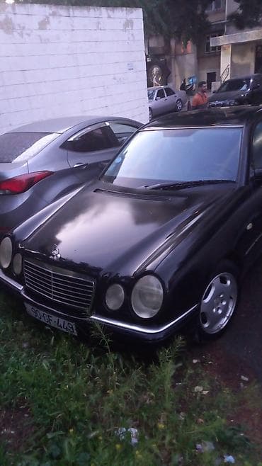 Qara rəngli sedan avtomobil - Kuzov: 4 qapılı sedan, qara rəng - — 5