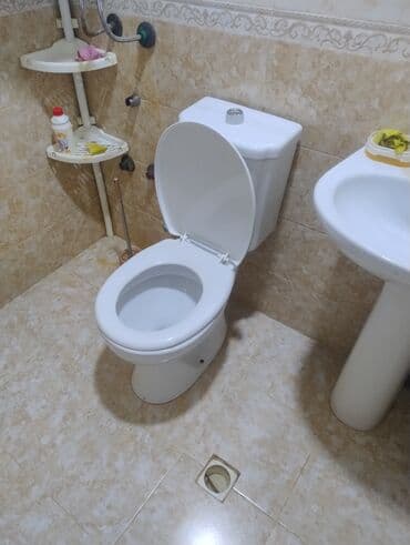 Ümumi su kranları: Ağ rəngdə və mavi detallarla bəzədilmiş bu hamam dolabı lavabo ilə — 2