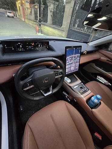 centra masin: Changan Qiyuan A05: 1.5 l | 2025 il 68500 km Sedan — 8
