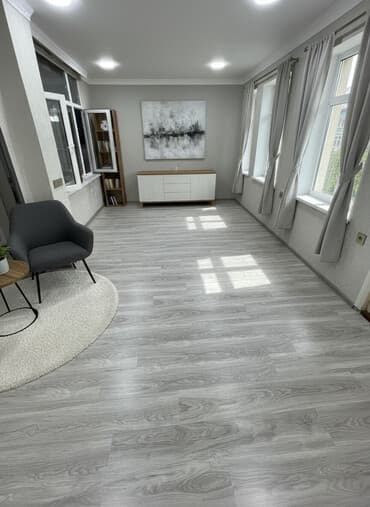 taxta tavanlar: Laminate döşəmə – Açıq boz, ağac naxışlı - Rəng və dizayn: Açıq-boz — 1