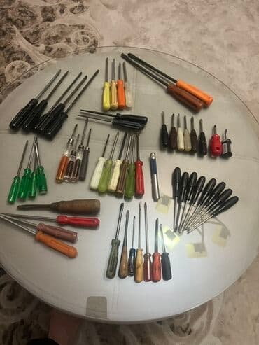 Döşəmə: Müxtəlif növ və ölçülərdə dəstəklər və başlıqlar olan tornavidalar — 2