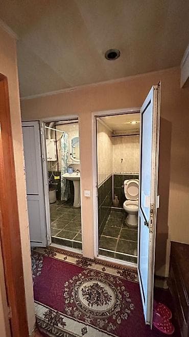 Kirayə üçün mənzil – çoxmərtəbəli binada 3 otagli menzil. - Pəncərədən — 3