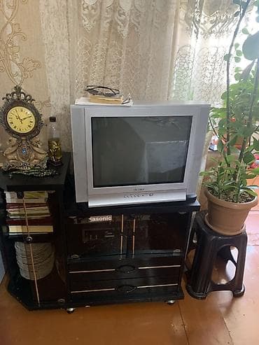 rəf satışı: Şüşələrində catı və olmuyanı var televizorsuz 10 manat televizorla — 1