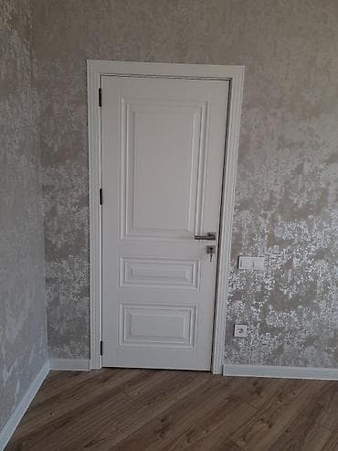 taxt doşəyi: Məhsul: Ağ daxili qapılar və dekorativ divar örtüyü (daş/mermer — 4