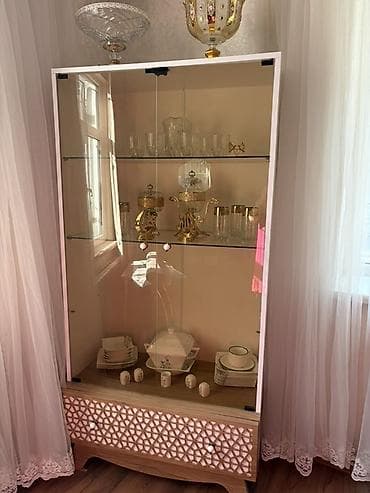 quru: Şüşəli vitrin dolabı - Material: ağ korpus, təmiz şüşə qapılar; — 1