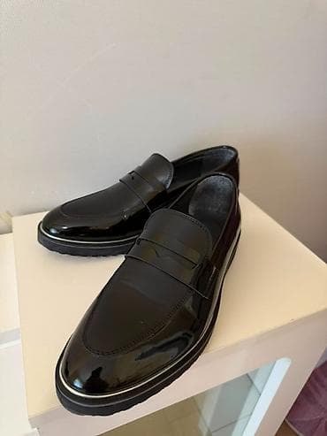 Qara laklı loafer ayaqqabı - Klasik penny loafer dizaynı: üst hissədə — 3