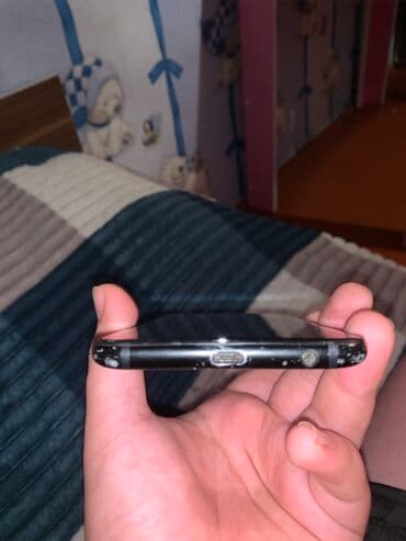 mi 12 t: Smartfon – qara rəngli, nazik korpus. Xüsusiyyətlər: - Sensorlu ekran — 2