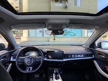 Aksesuarlar və tüninq: MG (emblemli) sedan, il 2022. Üstündəki yazıya görə: “təcili satılır — 6