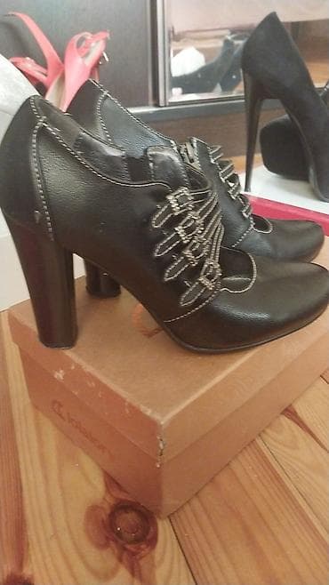 Qadın ayaqqabısı – klassik qara rəngdə, qalın hündur dabanlı model