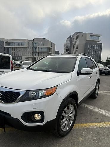 avtomobil oturacaq uzluyu: Kia Sorento – ağ rəngli, şəhər və uzun yol üçün rahat krossover/SUV — 1