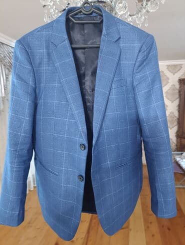 yeni model kurtkalar: Mavi rəngdə, damalı dizaynlı kişi pencəyi. İki düymə ilə bağlanır, yan — 2