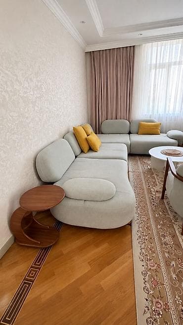 Divan və masa dəstləri: Divan və kreslo dəsti satılır. * Alış qiyməti: 5000 AZN * Satış — 2