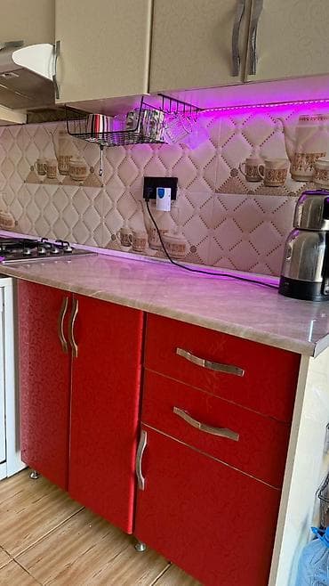 qaz vuran: Ünvan Xırdalan həyət evi Qaz,aspirator və moyka verilir. Hündürlük 230 — 4