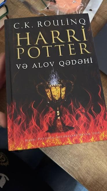 Harry Poter kitablarimi satiram,her biri yenidir. Azerbaycan dilinde