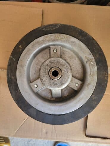 kənd təsərrufatı texnikalarının satışı: Yol süpürən maşınların qurğusunun təkəri satılır. Paçemnikini yağlamaq — 4