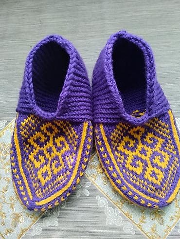 Bənövşəyi və sarı rənglərin kombinində əl işi toxuma ev tuflisi