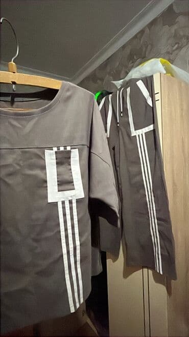 rezin botlar: İkihissəli idman dəsti – köynək və şalvar - Rəng: tünd boz, ağ — 1