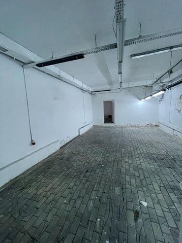qutqaşınlı küçəsi: 236 nömrəli məktəbin qabağı. İşlək və mərkəzi küçədir. Yola baxır. Hər — 3