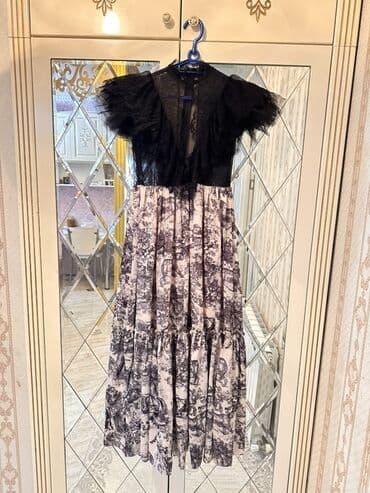 İki fərqli qadın paltarı dəsti 1) Qara krujeva üstlü, aşağı hissəsi