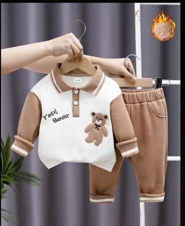 2022 şalvar modelleri: Uşaqlar üçün ağ rəngdə pijama dəsti. Pijamanın üzərində şirin ayı — 2