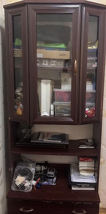 divan ustu ortuk: Künc vitrin-dolab dəsti - Material: tünd qəhvəyi MDF/taxta karkas, ön — 2