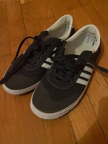 Qara rəngli idman ayaqqabısı - Dizayn: Qara üst hissə, yanlarda üç ağ