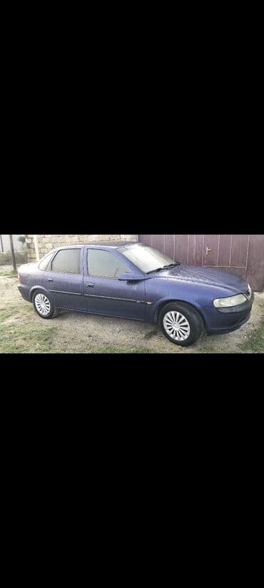 volkswagen tiguan 1 4: Opel sedan – tünd mavi rəngdə, 4 qapılı. Xarici: - Tünd mavi kuzov — 3