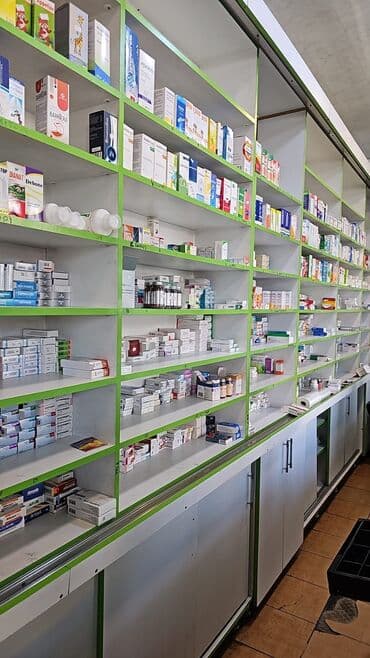 kirayə avtoyuma: Satılır.Aptek və optik mərkəz Təsvir: - Şəhər küçəsinə çıxışı olan — 4