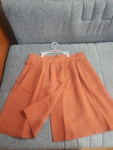 sort: Şort Koton firması, dizə kimidir. Ölçü 40, təzədir. Materialı yumşaq — 2